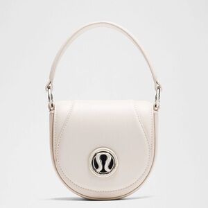 Lululemon leather alternative Crossbody bag✨🕊️cashew